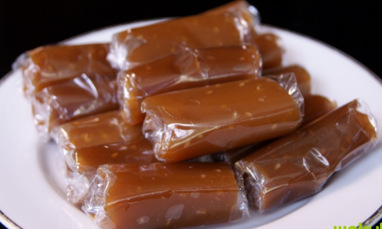 Dodol Sirsak via Wakuliner, 1. Kopi Lampung, 2. Keripik Pisang, 3. Dodol Sirsak, 4. Lempok Durian, 5. Kain Tapis, 6. Souvenir Gajah Lampung, 7. Pie Pisang, 8. Sambal Khas Lampung, 9. Kerupuk Kemplang, 10. Manisan khas Lampung, 11. Keripik Nangka, 12. Sambal Lampung, 13. Lapis Legit, 14. Bakso Sony, 15. Browkis, 16. Bejak Enjak, 17. Lampung Bona Cake, 18. Pempek Khas Lampung, 19. Kopi Durian, 20. Engkak, 21. Dodol Pandan, 22. Kerupuk Cumi, 23. Sambal Lingkung, 24. Bolu Tape, 25. Abon Jamur, 26. Lele Asap, 27. Gantungan Kunci Siger, 28. Kaos Lampung, 29. Kerupuk Udang, 30. Keripik Singkong, 31. Kerupuk Ikan Tenggiri, 32. Sambal Terasi, 33. Kopi Ulubelu, 34. Pempek Nori, 35. Stik Keju, 36. Sambal Teri