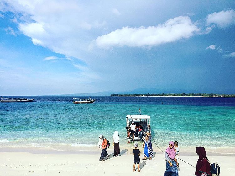 Duduk Di Tepi Pantai Gili Meno &amp; Berenang via IG @yalionly, Akses ke Lokasi Wisata Gili Meno, Transportasi Ke Gili Meno Dari Bali, Biaya &amp; Waktu Kapal Penyeberangan Ke Gili Trawangan, Keunikan Obyek Wisata Gili Meno Lombok, Suasana dan Kondisi di Gili Meno Lombok, Daya Tarik Wisata Pulau Gili Meno, Pantai Gili Meno, Moda Transportasi, Infrastruktur, Aktivitas Liburan Menarik di Pulau Gili Meno