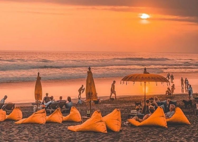 Echo Beach via Balilocaldrivers, 1. Tanah Lot, 2. Pura Uluwatu, 3. Pantai Kuta, 4. Pantai Melasti Ungasan, 5. Finns Beach Club, 6. Kelingking Beach, 7. Rock Bar Bali, 8. Dreamland Beach, 9. Pantai Petitenget, 10. Pantai Batu Belig, 11. Echo Beach Canggu, 12. Pantai Balangan, 13. Pantai Mengening, 14. Double Six Beach Seminyak, 15. Honeymoon Beach