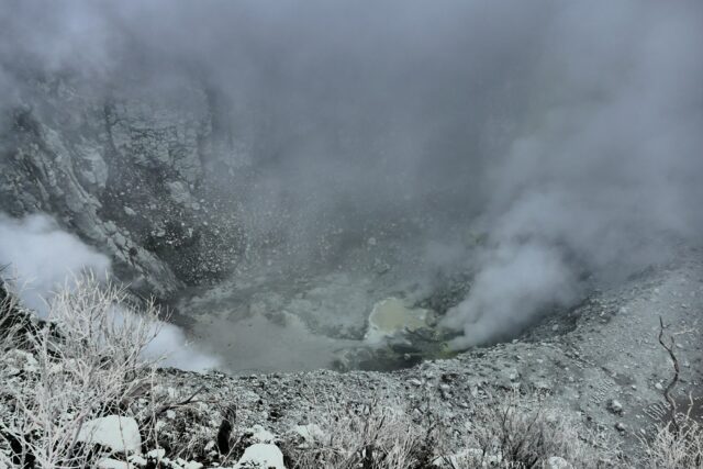 Gunung Sindoro memiliki kawah yang masih mengeluarkan gas belerang. Pendaki tidak boleh terlalu lama berada di sekitar kawah dan maksimal kunjungan ke sekitar kawah hanya sampai pukul 11.00 Foto Google Maps Haggai Be’er, Lokasi Gunung Sindoro, Tiket Masuk Pendakian Gunung Sindoro, Jam Operasional, Potensi Wisata Gunung Sindoro, Jalur Pendakian Gunung Sindoro