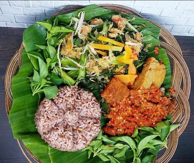 Gudangan, 1. Lumpia, 2. Bandeng Presto, 3. Babat Gongso, 4. Tahu Gimbal, 5. Tahu Pong, 6. Soto Semarang, 7. Wingko Babat, 8. Roti Ganjel Rel, 9. Mangut Kepala Manyung, 10. Pisang Plenet, 11. Bakmi Jawa Pak Gareng, 12. Bebek Goreng Pak Thori, 13. Gulai Kambing Bustaman Pak Sabar, 14. Kue Leker, 15. Lapis Legit, 16. Tahu Petis, 17. Nasi Ayam Semarang, 18. Nasi Pindang, 19. Gudangan, 20. Wedang Tahu, 21. Mie Kopyok, 22. Mochi, 23. Gandos, 24. Garang Asem, 25. Sego Koyor