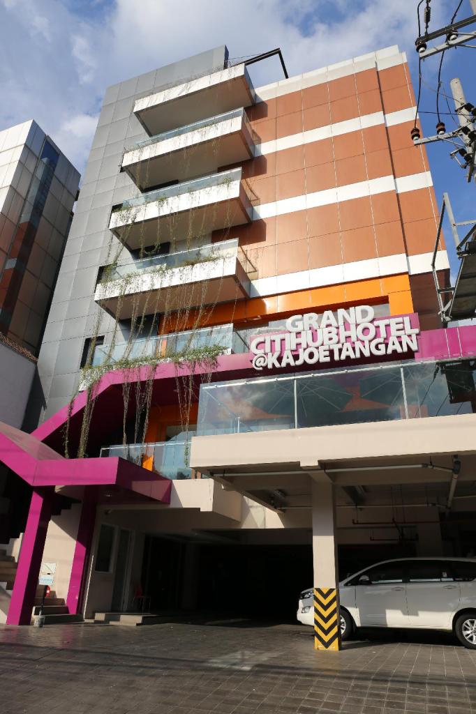 Hotel Citihub @Celaket Malang, 1. Splendid Inn, 2. Tosari Hotel Malang, 3. Hotel Margosuko Malang, 4. Hotel Mandala Puri, 5. Helios Hotel, 6. Hotel Malang, 7. Hotel Santosa, 8. Same Hotel Malang, 9. Hotel Pelangi Malang, 10. Hotel Trio Indah 2, 11. Hotel Gajahmada Graha, 12. Hotel Emma Malang, 13. Amaris Hotel Malang, 14. Hotel Regent’s Park Malang, 15. Hotel Aloha Malang, 16. Hotel Tugu Malang, 17. Hotel Megawati Malang, 18. Hotel Violet Malang, 19. Hotel Riche Malang, 20. Hotel Citihub @Celaket Malang, 21. Hotel The Grand Palace Malang, 22. Hotel Wilis Indah Malang, 23. Hotel Best Western OJ Malang, 24. The Balava Hotel, 25. Sukun Homestay Syariah
