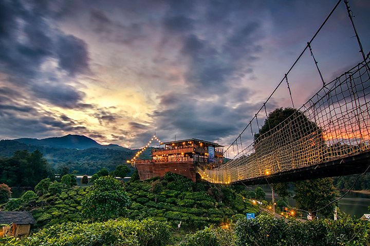 Jembatan Gantung via Tripadvisor, Informasi Umum, Harga & Tiket Masuk Glamping Lakeside Rancabali, Aktivitas Seru di Glamping Lakeside Ciwidey, Harga Penginapan di Tenda Glamping Lakeside Rancabali Ciwidey