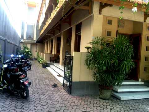 Jesen’s Inn 3, 1. Mahendra Beach Inn, 2. Bali Duta Wisata Beach Inn, 3. Jesen’s Inn 3, 4. Maha Bharata Kuta Inn, 5. Sayang Maha Mertha Hotel, 6. The Ratna Kuta, 7. Pesona Beach Inn Hotel, 8. Rabasta Beach Resort Kuta, 9. A Residence Kuta, 10. Bedbunker-BB, 11. Mirah Hostel, 12. Captain Goose, 13. Kuta Beach Hostel, 14. Da’HouseTel, 15. IndopureJoy Hostel, 16. Te Quiro, 17. Bali Semesta Hostel, 18. Rumah Kayu, 19. S 8 Suardana Hotel