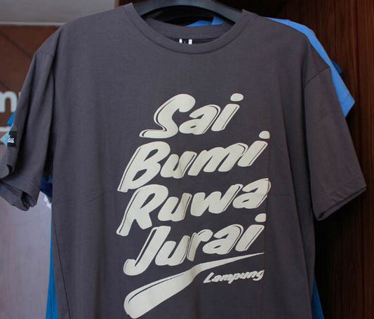 Kaos Lampung, 1. Kopi Lampung, 2. Keripik Pisang, 3. Dodol Sirsak, 4. Lempok Durian, 5. Kain Tapis, 6. Souvenir Gajah Lampung, 7. Pie Pisang, 8. Sambal Khas Lampung, 9. Kerupuk Kemplang, 10. Manisan khas Lampung, 11. Keripik Nangka, 12. Sambal Lampung, 13. Lapis Legit, 14. Bakso Sony, 15. Browkis, 16. Bejak Enjak, 17. Lampung Bona Cake, 18. Pempek Khas Lampung, 19. Kopi Durian, 20. Engkak, 21. Dodol Pandan, 22. Kerupuk Cumi, 23. Sambal Lingkung, 24. Bolu Tape, 25. Abon Jamur, 26. Lele Asap, 27. Gantungan Kunci Siger, 28. Kaos Lampung, 29. Kerupuk Udang, 30. Keripik Singkong, 31. Kerupuk Ikan Tenggiri, 32. Sambal Terasi, 33. Kopi Ulubelu, 34. Pempek Nori, 35. Stik Keju, 36. Sambal Teri