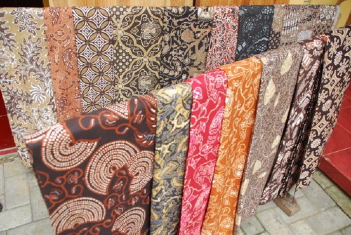 Kain Batik, 1. Walang Goreng, 2. Keripik Welut, 3. Peyek Tumpuk, 4. Jadah Tempe, 5. Wader Goreng, 6. Tiwul, 7. Blangkon, 8. Mainan Tradisional, 9. Jogja Scrummy, 10. Mamahke Jogja, 11. Yangko, 12. Bakpia, 13. Kain Batik, 14. Geplak, 15. Kaos Dagadu, 16. Salak Pondoh, 17. Kerajinan Perak Kota Gede, 18. Gerabah Kasongan, 19. Gudeg, 20. Coklat Monggo