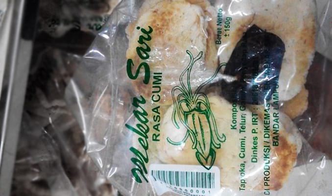 Kerupuk Cumi, 1. Kopi Lampung, 2. Keripik Pisang, 3. Dodol Sirsak, 4. Lempok Durian, 5. Kain Tapis, 6. Souvenir Gajah Lampung, 7. Pie Pisang, 8. Sambal Khas Lampung, 9. Kerupuk Kemplang, 10. Manisan khas Lampung, 11. Keripik Nangka, 12. Sambal Lampung, 13. Lapis Legit, 14. Bakso Sony, 15. Browkis, 16. Bejak Enjak, 17. Lampung Bona Cake, 18. Pempek Khas Lampung, 19. Kopi Durian, 20. Engkak, 21. Dodol Pandan, 22. Kerupuk Cumi, 23. Sambal Lingkung, 24. Bolu Tape, 25. Abon Jamur, 26. Lele Asap, 27. Gantungan Kunci Siger, 28. Kaos Lampung, 29. Kerupuk Udang, 30. Keripik Singkong, 31. Kerupuk Ikan Tenggiri, 32. Sambal Terasi, 33. Kopi Ulubelu, 34. Pempek Nori, 35. Stik Keju, 36. Sambal Teri