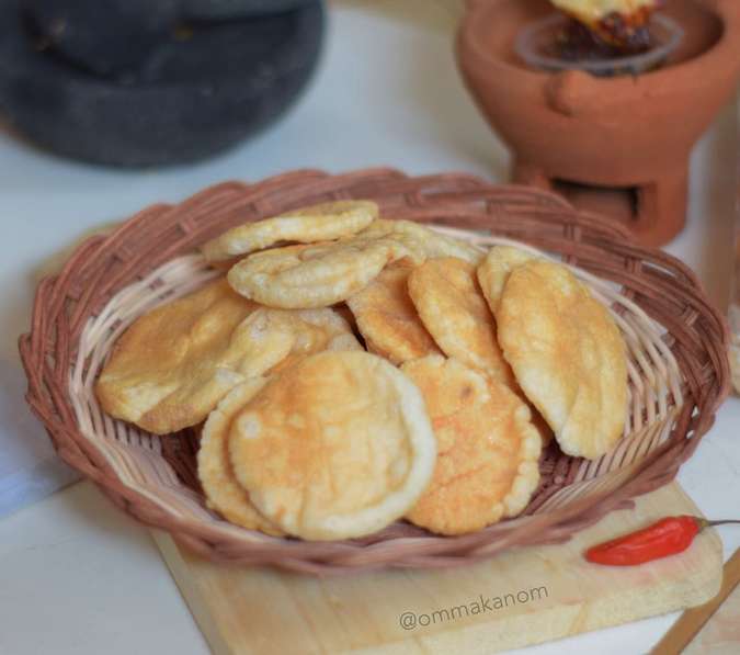Kerupuk Kemplang via IG @ommakanom, 1. Kopi Lampung, 2. Keripik Pisang, 3. Dodol Sirsak, 4. Lempok Durian, 5. Kain Tapis, 6. Souvenir Gajah Lampung, 7. Pie Pisang, 8. Sambal Khas Lampung, 9. Kerupuk Kemplang, 10. Manisan khas Lampung, 11. Keripik Nangka, 12. Sambal Lampung, 13. Lapis Legit, 14. Bakso Sony, 15. Browkis, 16. Bejak Enjak, 17. Lampung Bona Cake, 18. Pempek Khas Lampung, 19. Kopi Durian, 20. Engkak, 21. Dodol Pandan, 22. Kerupuk Cumi, 23. Sambal Lingkung, 24. Bolu Tape, 25. Abon Jamur, 26. Lele Asap, 27. Gantungan Kunci Siger, 28. Kaos Lampung, 29. Kerupuk Udang, 30. Keripik Singkong, 31. Kerupuk Ikan Tenggiri, 32. Sambal Terasi, 33. Kopi Ulubelu, 34. Pempek Nori, 35. Stik Keju, 36. Sambal Teri