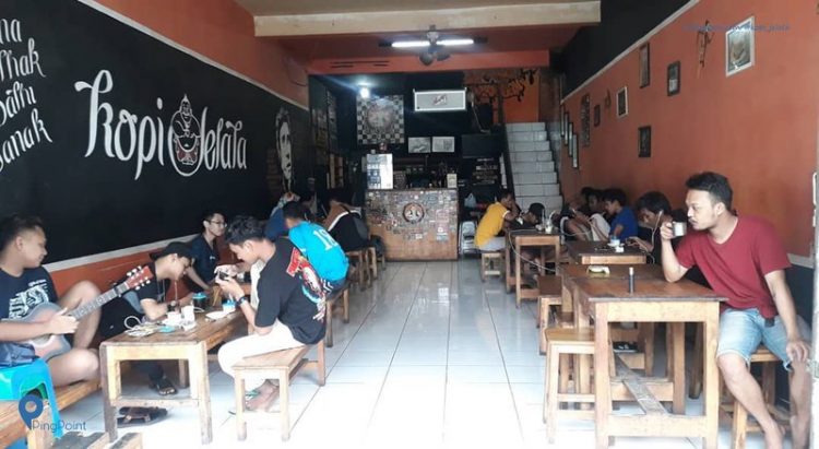 Kopi Jelata, 1. Kedai Kopi Jowo, 2. Coffee Legend Sumatera, tempat ngopi paling ajib di Malang, 3. Kopi Jelata, Cafe di Malang yang murah namun cita rasa tinggi, 4. Mau Tahu Cafe Unik di Malang? Datang ke Roemah Koffei Tjap Loemientoe, 5. Qhie Coffee Malang, ngopi di sini berasa di Jogja (Tutup), 6. Kopi Luwak Cak Meidi, sensasi kopi asli luwak ada di Malang! (Tutup), 7. Bataputi Coffee House, 8. 8 Oz Coffee Studio, 9. Java Dancer Coffee, 10. Bureau Coffee and Dine, 11. Roemah Coffee Loe Mien Toe, 12. Golden Heritage Koffie, 13. illy Cafe, 14. Coffee Kayoe Malang (Tutup), 15. Legipait Cafe, 16. Lenong Rumpi Kopitown, 17. DW Coffeeshop, 18. Legend Coffee, 19. Kopi Letek, 20. Bunchbead, 21. Kona Coffee & Snack, 22. Vosco Coffee