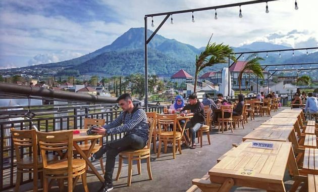 Kopi Letek, 1. Kedai Kopi Jowo, 2. Coffee Legend Sumatera, tempat ngopi paling ajib di Malang, 3. Kopi Jelata, Cafe di Malang yang murah namun cita rasa tinggi, 4. Mau Tahu Cafe Unik di Malang? Datang ke Roemah Koffei Tjap Loemientoe, 5. Qhie Coffee Malang, ngopi di sini berasa di Jogja (Tutup), 6. Kopi Luwak Cak Meidi, sensasi kopi asli luwak ada di Malang! (Tutup), 7. Bataputi Coffee House, 8. 8 Oz Coffee Studio, 9. Java Dancer Coffee, 10. Bureau Coffee and Dine, 11. Roemah Coffee Loe Mien Toe, 12. Golden Heritage Koffie, 13. illy Cafe, 14. Coffee Kayoe Malang (Tutup), 15. Legipait Cafe, 16. Lenong Rumpi Kopitown, 17. DW Coffeeshop, 18. Legend Coffee, 19. Kopi Letek, 20. Bunchbead, 21. Kona Coffee & Snack, 22. Vosco Coffee
