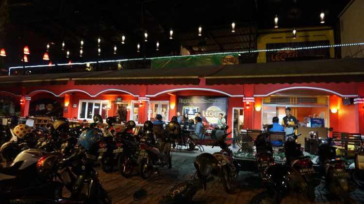 Legend Coffee via Pergikuliner, 1. Kedai Kopi Jowo, 2. Coffee Legend Sumatera, tempat ngopi paling ajib di Malang, 3. Kopi Jelata, Cafe di Malang yang murah namun cita rasa tinggi, 4. Mau Tahu Cafe Unik di Malang? Datang ke Roemah Koffei Tjap Loemientoe, 5. Qhie Coffee Malang, ngopi di sini berasa di Jogja (Tutup), 6. Kopi Luwak Cak Meidi, sensasi kopi asli luwak ada di Malang! (Tutup), 7. Bataputi Coffee House, 8. 8 Oz Coffee Studio, 9. Java Dancer Coffee, 10. Bureau Coffee and Dine, 11. Roemah Coffee Loe Mien Toe, 12. Golden Heritage Koffie, 13. illy Cafe, 14. Coffee Kayoe Malang (Tutup), 15. Legipait Cafe, 16. Lenong Rumpi Kopitown, 17. DW Coffeeshop, 18. Legend Coffee, 19. Kopi Letek, 20. Bunchbead, 21. Kona Coffee & Snack, 22. Vosco Coffee