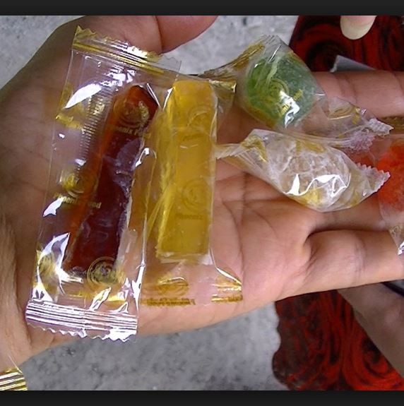 Manisan Rumput Laut Lombok, 1. Kain Tenun Ikat Sasak, 2. Songket Sasak, 3. Mutiara kha Lombok, 4. Kaos Lombok, 5. Madu Sumbawa, 6. Susu Kuda Liar Sumbawa, 7. Dodol Rumput Laut, 8. Peyek Kangkung Rumput Laut, 9. Terasi Khas Lombok, 10. Kerajinan Tangan Khas Lombok, 11. Tuak Manis Lombok, 12. Kerajinan Tanah Liat, 13. Permen Susu Kuda Liar, 14. Anyaman Ketak, 15. Abon Ikan Marlin, 16. Minyak Gosok Sumbawa, 17. Manisan Tomat, 18. Telur Asin Bakar, 19. Kopi Prabe Lombok, 20. Sambal Encim Lombok, 21. Keripik Ceker Lombok, 22. Stik Kangkung, 23. Stik Rumput Laut Lombok, 24. Kacang Mete Lombok, 25. Manisan Rumput Laut Lombok