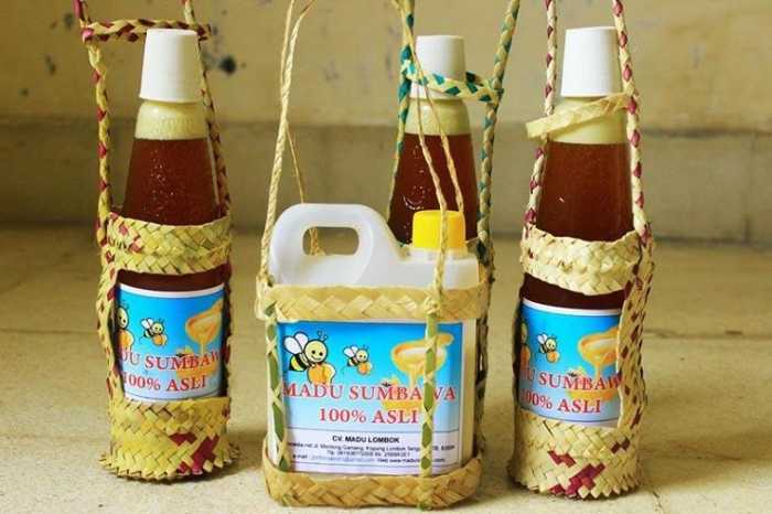 Madu Sumbawa, 1. Kain Tenun Ikat Sasak, 2. Songket Sasak, 3. Mutiara kha Lombok, 4. Kaos Lombok, 5. Madu Sumbawa, 6. Susu Kuda Liar Sumbawa, 7. Dodol Rumput Laut, 8. Peyek Kangkung Rumput Laut, 9. Terasi Khas Lombok, 10. Kerajinan Tangan Khas Lombok, 11. Tuak Manis Lombok, 12. Kerajinan Tanah Liat, 13. Permen Susu Kuda Liar, 14. Anyaman Ketak, 15. Abon Ikan Marlin, 16. Minyak Gosok Sumbawa, 17. Manisan Tomat, 18. Telur Asin Bakar, 19. Kopi Prabe Lombok, 20. Sambal Encim Lombok, 21. Keripik Ceker Lombok, 22. Stik Kangkung, 23. Stik Rumput Laut Lombok, 24. Kacang Mete Lombok, 25. Manisan Rumput Laut Lombok