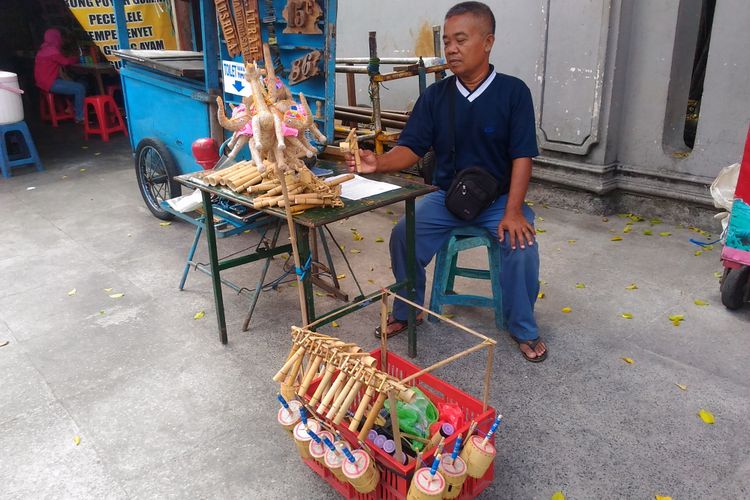 Mainan Tradisional via Kompas, 1. Walang Goreng, 2. Keripik Welut, 3. Peyek Tumpuk, 4. Jadah Tempe, 5. Wader Goreng, 6. Tiwul, 7. Blangkon, 8. Mainan Tradisional, 9. Jogja Scrummy, 10. Mamahke Jogja, 11. Yangko, 12. Bakpia, 13. Kain Batik, 14. Geplak, 15. Kaos Dagadu, 16. Salak Pondoh, 17. Kerajinan Perak Kota Gede, 18. Gerabah Kasongan, 19. Gudeg, 20. Coklat Monggo