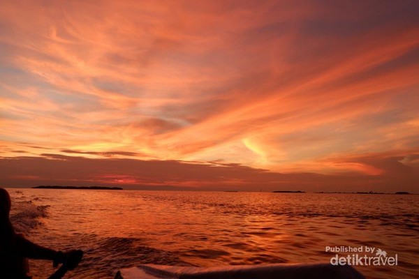 Menikmati Pemandangan Sunset via Detik Travel, 1. Melihat Penangkaran Penyu Sisik, 2. Snorkeling di Pulau Pramuka, 3. Menikmati Pemandangan Sunset, 4. Memancing, 5. Mengunjungi Taman Nasional Kepulauan Seribu, 6. Penanaman Bakau, 7. Keramba Ikan, 8. Scuba Diving, 9. Wisata Ilmu Pengetahuan, 10. Jelajah Pulau, 11. Hopping Island