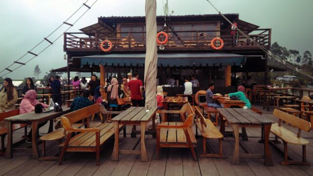 Menikmati kelezatan menu makan di Resotan Pinisi via Google Maps @Ali Alamsyah, Informasi Umum, Harga & Tiket Masuk Glamping Lakeside Rancabali, Aktivitas Seru di Glamping Lakeside Ciwidey, Harga Penginapan di Tenda Glamping Lakeside Rancabali Ciwidey