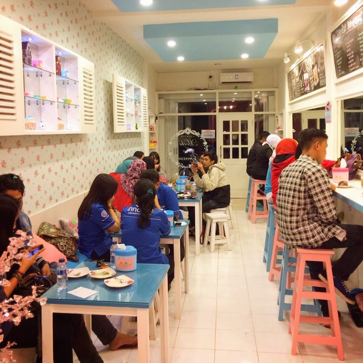 Momochi Cafe via IG @yohanalarasati, 1. Madam Wang Secret Garden, 2. Rumah Opa Kitchen and Lounge (Tutup), 3. Bukit Delight, 5. Momochi Cafe (Tutup), 6. Festival Dermaga Kuliner, 7. Omah Coffe, 8. Grand Canyon Cafe (Tutup), 9. Akalpa Cafe (Tutup), 10. 8 Oz Coffee Studio, 11. Alice Tea Room (Tutup), 12. Skyroom, 13. Volks Waffle Streatery, 14. Labore Coffee Eatery, 15. DS Authentic Dimsum Specialist, 16. Vargo Kitchen Malang (Tutup), 17. Dandelion Eatery and Clothing, 18. MouMow Fresh Milk & Colenak, cafe yang bagus untuk selfie, 19. MLG Coffee, 20. Museum Kopi Malang, 21. Kedai Kalcer, 22. Oyitok Coffee Malang, 23. Mari Kemari Café (Tutup), 24. Kedai Klepon Buah, 25. Nobitos Eatery, Cafe di Malang yang Kekinian dan Paling Keren, 26. Daun Coklat, 27. Campfire Outdoor Cuisine, 28. BataButi Caffee House, 29. Legend Coffe, 30. JaVa Dancer Coffe, 31. 15 Celcius Skylounge, 32. Indigo Cafe & Bistro, 33. Cokelat Klasik Cafe, 34. Paddy City Resort, 35. Pupuk Bawang Cafe & Dining, 36. Cafe Sawah Pujon Kidul, 37. The Clubhouse & Jambuluwuk Resort Batu, 38. D’Toengkue Sky Fireplace
