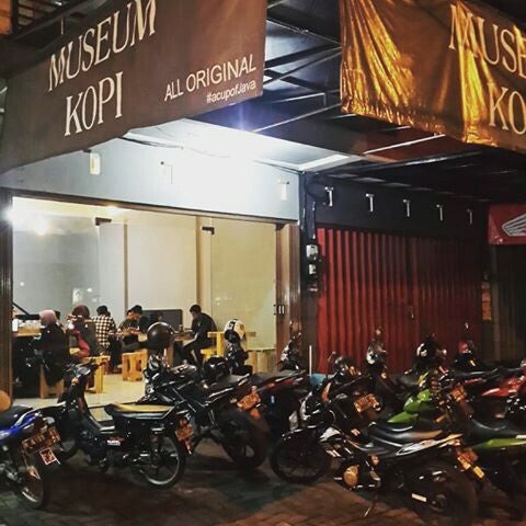 Museum Kopi Malang, 1. Madam Wang Secret Garden, 2. Rumah Opa Kitchen and Lounge (Tutup), 3. Bukit Delight, 5. Momochi Cafe (Tutup), 6. Festival Dermaga Kuliner, 7. Omah Coffe, 8. Grand Canyon Cafe (Tutup), 9. Akalpa Cafe (Tutup), 10. 8 Oz Coffee Studio, 11. Alice Tea Room (Tutup), 12. Skyroom, 13. Volks Waffle Streatery, 14. Labore Coffee Eatery, 15. DS Authentic Dimsum Specialist, 16. Vargo Kitchen Malang (Tutup), 17. Dandelion Eatery and Clothing, 18. MouMow Fresh Milk & Colenak, cafe yang bagus untuk selfie, 19. MLG Coffee, 20. Museum Kopi Malang, 21. Kedai Kalcer, 22. Oyitok Coffee Malang, 23. Mari Kemari Café (Tutup), 24. Kedai Klepon Buah, 25. Nobitos Eatery, Cafe di Malang yang Kekinian dan Paling Keren, 26. Daun Coklat, 27. Campfire Outdoor Cuisine, 28. BataButi Caffee House, 29. Legend Coffe, 30. JaVa Dancer Coffe, 31. 15 Celcius Skylounge, 32. Indigo Cafe & Bistro, 33. Cokelat Klasik Cafe, 34. Paddy City Resort, 35. Pupuk Bawang Cafe & Dining, 36. Cafe Sawah Pujon Kidul, 37. The Clubhouse & Jambuluwuk Resort Batu, 38. D’Toengkue Sky Fireplace