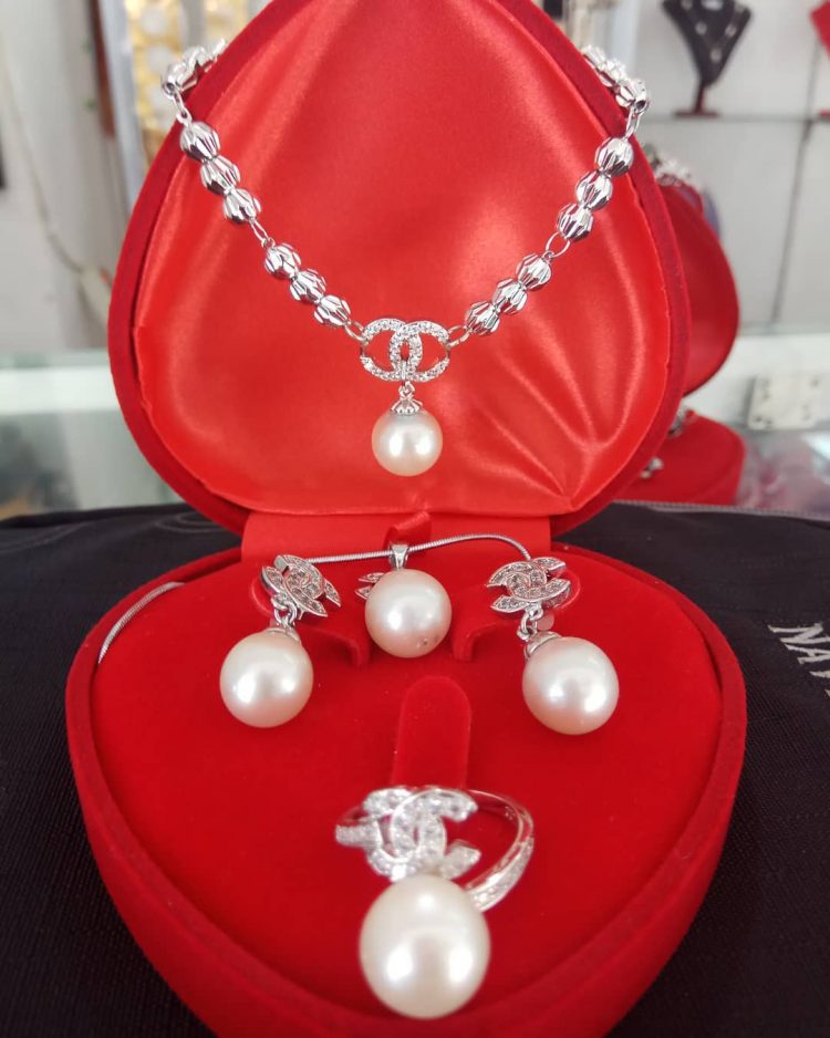 Mutiara khas Lombok, 1. Kain Tenun Ikat Sasak, 2. Songket Sasak, 3. Mutiara kha Lombok, 4. Kaos Lombok, 5. Madu Sumbawa, 6. Susu Kuda Liar Sumbawa, 7. Dodol Rumput Laut, 8. Peyek Kangkung Rumput Laut, 9. Terasi Khas Lombok, 10. Kerajinan Tangan Khas Lombok, 11. Tuak Manis Lombok, 12. Kerajinan Tanah Liat, 13. Permen Susu Kuda Liar, 14. Anyaman Ketak, 15. Abon Ikan Marlin, 16. Minyak Gosok Sumbawa, 17. Manisan Tomat, 18. Telur Asin Bakar, 19. Kopi Prabe Lombok, 20. Sambal Encim Lombok, 21. Keripik Ceker Lombok, 22. Stik Kangkung, 23. Stik Rumput Laut Lombok, 24. Kacang Mete Lombok, 25. Manisan Rumput Laut Lombok
