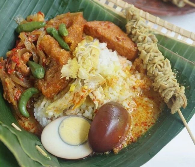 Nasi Ayam Semarang, 1. Lumpia, 2. Bandeng Presto, 3. Babat Gongso, 4. Tahu Gimbal, 5. Tahu Pong, 6. Soto Semarang, 7. Wingko Babat, 8. Roti Ganjel Rel, 9. Mangut Kepala Manyung, 10. Pisang Plenet, 11. Bakmi Jawa Pak Gareng, 12. Bebek Goreng Pak Thori, 13. Gulai Kambing Bustaman Pak Sabar, 14. Kue Leker, 15. Lapis Legit, 16. Tahu Petis, 17. Nasi Ayam Semarang, 18. Nasi Pindang, 19. Gudangan, 20. Wedang Tahu, 21. Mie Kopyok, 22. Mochi, 23. Gandos, 24. Garang Asem, 25. Sego Koyor