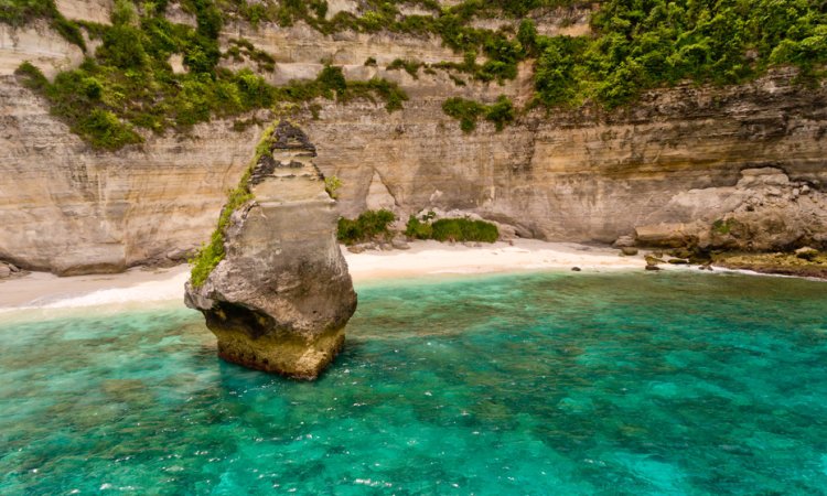 Pantai Suwehan via Shutterstock @leo_nik