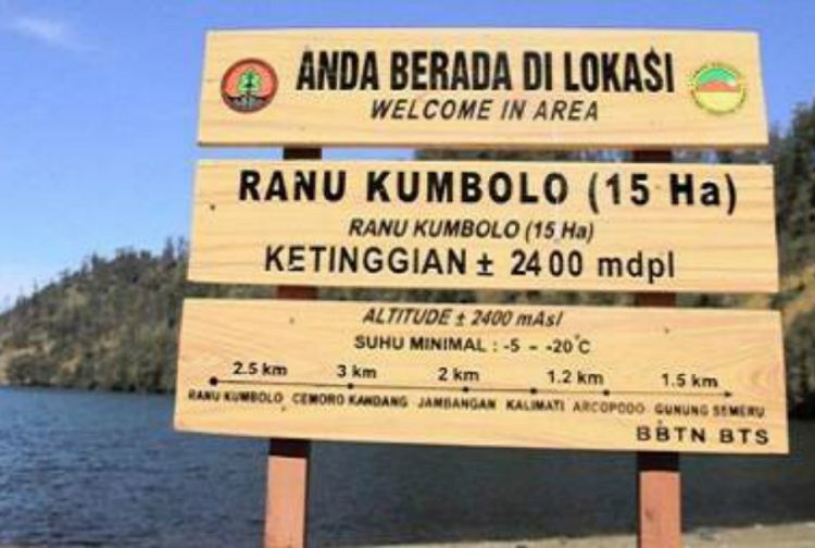 Papan petunjuk yang berada di dekat danau Ranu Kumbolo, Informasi Dasar, Keindahan Wisata Gunung Semeru, 5 Titik Jalur Pendakian Gunung Semeru, Estimasi Waktu Pendakian Gunung Semeru, Tips Pendakian Gunung Semeru