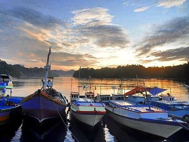 Pengunjung bisa menyaksikan sunset menawan di Pulau Sempu. Foto: Instagram/pulausempu, Informasi Umum, Rute Menuju Lokasi, Harga Tiket Masuk dan Tarif Perahu, Jam Operasional, Akomodasi, Keindahan Objek Wisata Pulau Sempu, Aktivitas Seru di Pulau Sempu