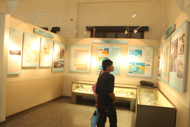 Pengunjung yang berkunjung ke museum ini dapat mempelajari segala hal tentang fosil, Sejarah Museum Geologi Bandung, Lokasi Museum Geologi Bandung, Jam Buka dan Harga Tiket Masuk Museum Geologi Bandung, Koleksi Museum Geologi Bandung, Isi di Dalam Museum Geologi Bandung, Fasilitas