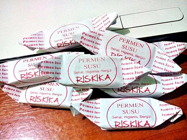 Permen Susu Kuda Liar, 1. Kain Tenun Ikat Sasak, 2. Songket Sasak, 3. Mutiara kha Lombok, 4. Kaos Lombok, 5. Madu Sumbawa, 6. Susu Kuda Liar Sumbawa, 7. Dodol Rumput Laut, 8. Peyek Kangkung Rumput Laut, 9. Terasi Khas Lombok, 10. Kerajinan Tangan Khas Lombok, 11. Tuak Manis Lombok, 12. Kerajinan Tanah Liat, 13. Permen Susu Kuda Liar, 14. Anyaman Ketak, 15. Abon Ikan Marlin, 16. Minyak Gosok Sumbawa, 17. Manisan Tomat, 18. Telur Asin Bakar, 19. Kopi Prabe Lombok, 20. Sambal Encim Lombok, 21. Keripik Ceker Lombok, 22. Stik Kangkung, 23. Stik Rumput Laut Lombok, 24. Kacang Mete Lombok, 25. Manisan Rumput Laut Lombok