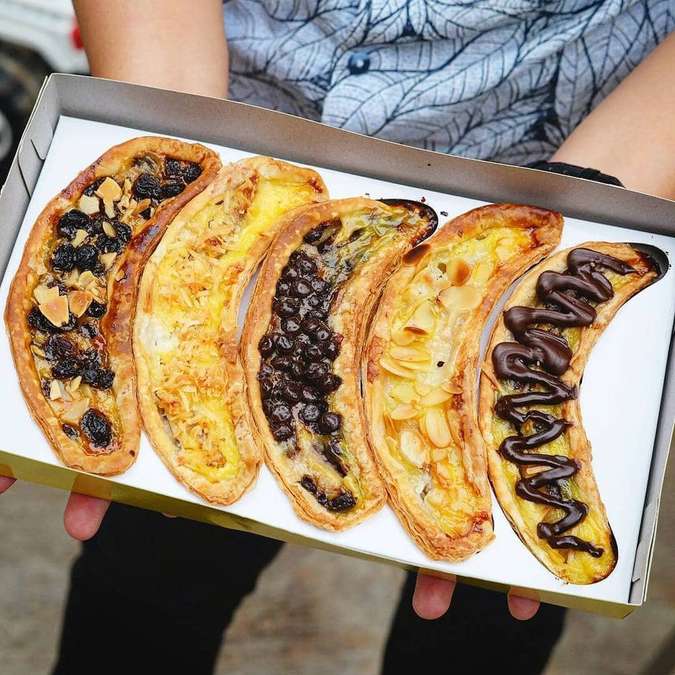 Pie Pisang via IG @kuliner_lampung, 1. Kopi Lampung, 2. Keripik Pisang, 3. Dodol Sirsak, 4. Lempok Durian, 5. Kain Tapis, 6. Souvenir Gajah Lampung, 7. Pie Pisang, 8. Sambal Khas Lampung, 9. Kerupuk Kemplang, 10. Manisan khas Lampung, 11. Keripik Nangka, 12. Sambal Lampung, 13. Lapis Legit, 14. Bakso Sony, 15. Browkis, 16. Bejak Enjak, 17. Lampung Bona Cake, 18. Pempek Khas Lampung, 19. Kopi Durian, 20. Engkak, 21. Dodol Pandan, 22. Kerupuk Cumi, 23. Sambal Lingkung, 24. Bolu Tape, 25. Abon Jamur, 26. Lele Asap, 27. Gantungan Kunci Siger, 28. Kaos Lampung, 29. Kerupuk Udang, 30. Keripik Singkong, 31. Kerupuk Ikan Tenggiri, 32. Sambal Terasi, 33. Kopi Ulubelu, 34. Pempek Nori, 35. Stik Keju, 36. Sambal Teri