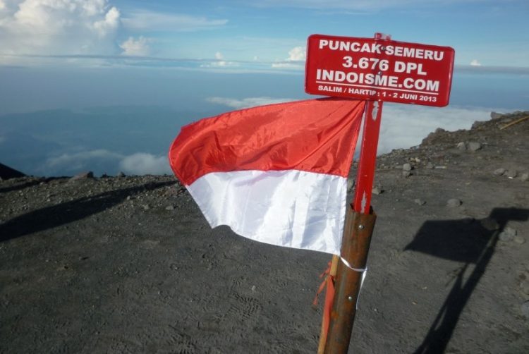 Puncak Gunung Semeru alias Mahameru di Kabupaten Lumajang, Provinsi Jawa Timur via Republika, 1. Pemandian Alam Selokambang, 2. Liburan ke Pantai Bambang Lumajang, 3. Wisata Sejara ke Candi Mandara Giri Lumajang, 4. Tempat Wisata Alam Goa Tetes Lumajang, 5. Liburan Seru ke Gunung Semeru Lumajang, 6. Kawasan Wonorejo Terpadu (KWT) Lumajang, 7. Liburan Seru ke Pantai Watu Godeg Lumajang, 8. Tempat Wisata Alam Danau Ranu Kumbolo Lumajang, 9. Tempat Wisata Pantai Dampar Lumajang, 10. Berwisata ke Pantai Watu Pecak Lumajang, 11. Tempat Liburan Keluarga Pantai Tlepuk Lumajang, 12. Tempat Wisata Seru Gunung Lemongan Lumajang, 13. Wisata Air Terjun Manggisan Lumajang, 14. Puncak B-29, 15. Wisata Kebun Teh Kertowono Gucialit Lumajang, 16. Wisata Sejarah Situs Biting, 17. Tubing Adventure Kali Betoto, 18. Air Terjun Coban Sewu, 19. Ranu Regulo, 20. Ranu Pane, 21. Ranu Bedali, 22. Ranu Pakis, 23. Danau Klakah, 24. Wisata Air Terjun Coban Pawon Lumajang, 25. Wisata Hutan Bambu Lumajang, 26. Air Terjun Kapas Biru, 27. Ranu Lading, 28. Kolam Renang Veteran, 29. Agrowisata Lumajang, 30. Objek Wisata Goa Bima di Lumajang, 31. Wisata Air Terjun Watu Lapis Lumajang, 32. Wisata Pantai Wotgalih Lumajang, 33. Agrowisata Bunga Lumajang, 34. Museum Daerah Lumajang, 35. Gunung Sawur, 36. Gunung Wayang, 37. Coban Sriti (Antrukan Wolu), 38. Coban Kabut Pelangi, 39. Wisata Bukit Cinta Mahameru, 40. Oro Oro Ombo, 41. Air Terjun Gucialit (Semingkir), 42. Tempat Wisata Air Terjun Carang Kuning, 43. Air Terjun Antrukan Trap Seribu, 44. Air Terjun Kedung Kuwung, 45. Tirtosari View, 46. Air Terjun Antrukan Menjangan, 47. Air Terjun Antrukan Jago Lumajang, 48. Kebun Kertonowo, 49. Hutan Pinus Penanggal, 50. Grati Park, 51. Puncak Gunung Wayang, 52. Alun-alun Lumajang