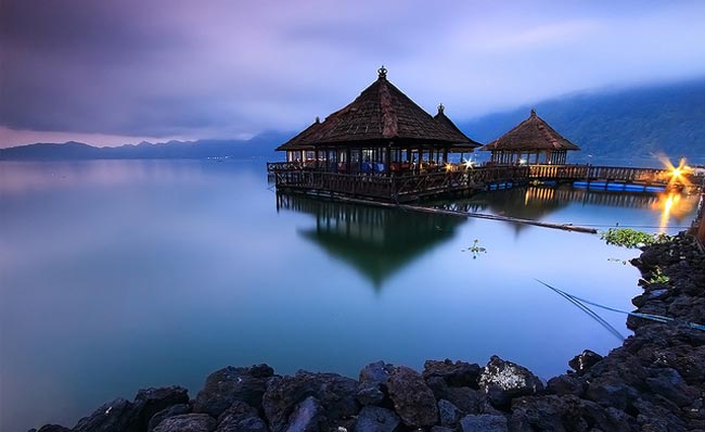 Resto Apung Kintamani, Wisata Kintamani Kawasan Pegunungan & Danau, Restoran Mengapung di atas Danau Batur, Tempat Makan Di Tengah Danau Batur, Akses dan Lokasi Resto Apung Kedisan Kintamani, Suasana di Resto Apung Kedisan Kintamani, Daya Tarik Resto Apung Kintamani, Menu Restoran Apung Kedisan, Harga Makanan Resto Apung Kintamani, Akomodasi Penginapan