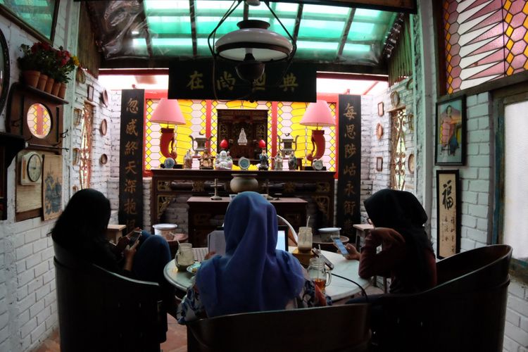 Rumah Coffe Loe Min Toe via Kompas, 1. Madam Wang Secret Garden, 2. Rumah Opa Kitchen and Lounge (Tutup), 3. Bukit Delight, 5. Momochi Cafe (Tutup), 6. Festival Dermaga Kuliner, 7. Omah Coffe, 8. Grand Canyon Cafe (Tutup), 9. Akalpa Cafe (Tutup), 10. 8 Oz Coffee Studio, 11. Alice Tea Room (Tutup), 12. Skyroom, 13. Volks Waffle Streatery, 14. Labore Coffee Eatery, 15. DS Authentic Dimsum Specialist, 16. Vargo Kitchen Malang (Tutup), 17. Dandelion Eatery and Clothing, 18. MouMow Fresh Milk & Colenak, cafe yang bagus untuk selfie, 19. MLG Coffee, 20. Museum Kopi Malang, 21. Kedai Kalcer, 22. Oyitok Coffee Malang, 23. Mari Kemari Café (Tutup), 24. Kedai Klepon Buah, 25. Nobitos Eatery, Cafe di Malang yang Kekinian dan Paling Keren, 26. Daun Coklat, 27. Campfire Outdoor Cuisine, 28. BataButi Caffee House, 29. Legend Coffe, 30. JaVa Dancer Coffe, 31. 15 Celcius Skylounge, 32. Indigo Cafe & Bistro, 33. Cokelat Klasik Cafe, 34. Paddy City Resort, 35. Pupuk Bawang Cafe & Dining, 36. Cafe Sawah Pujon Kidul, 37. The Clubhouse & Jambuluwuk Resort Batu, 38. D’Toengkue Sky Fireplace