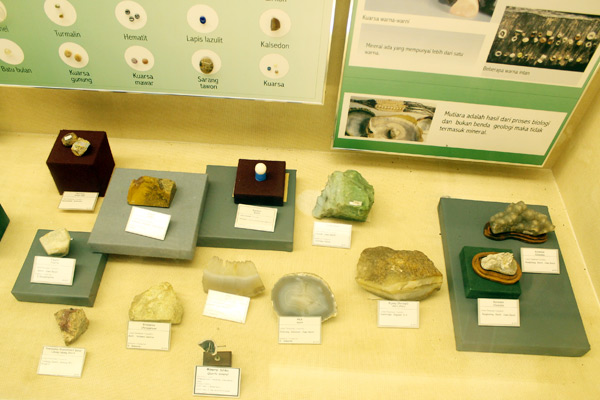 Salah satu sudut Museum Geologi yang menyajikan beraneka jenis kristal dari alam, Sejarah Museum Geologi Bandung, Lokasi Museum Geologi Bandung, Jam Buka dan Harga Tiket Masuk Museum Geologi Bandung, Koleksi Museum Geologi Bandung, Isi di Dalam Museum Geologi Bandung, Fasilitas