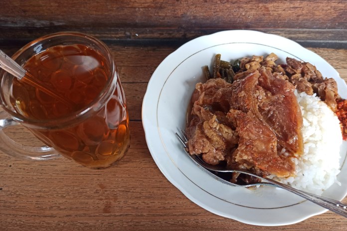 Sego Koyor via Jawapos, 1. Lumpia, 2. Bandeng Presto, 3. Babat Gongso, 4. Tahu Gimbal, 5. Tahu Pong, 6. Soto Semarang, 7. Wingko Babat, 8. Roti Ganjel Rel, 9. Mangut Kepala Manyung, 10. Pisang Plenet, 11. Bakmi Jawa Pak Gareng, 12. Bebek Goreng Pak Thori, 13. Gulai Kambing Bustaman Pak Sabar, 14. Kue Leker, 15. Lapis Legit, 16. Tahu Petis, 17. Nasi Ayam Semarang, 18. Nasi Pindang, 19. Gudangan, 20. Wedang Tahu, 21. Mie Kopyok, 22. Mochi, 23. Gandos, 24. Garang Asem, 25. Sego Koyor