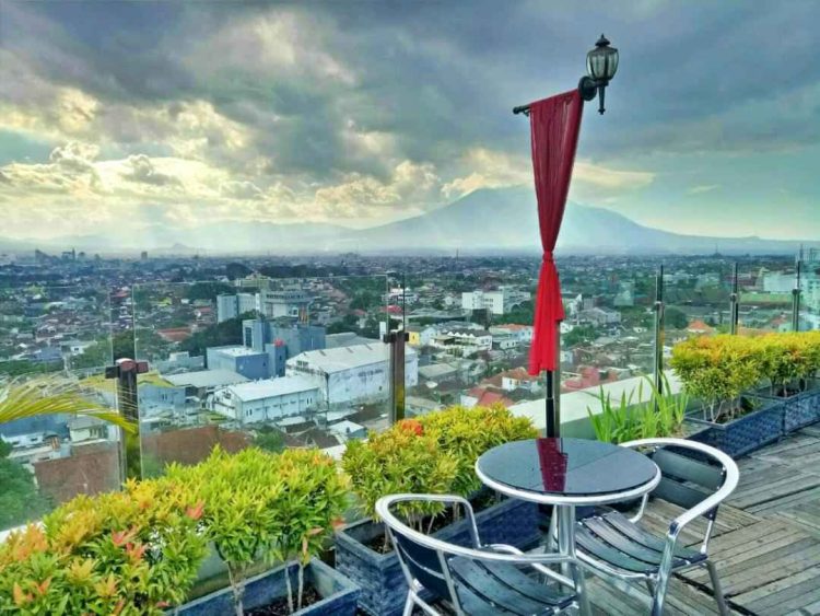 Skyroom, 1. Madam Wang Secret Garden, 2. Rumah Opa Kitchen and Lounge (Tutup), 3. Bukit Delight, 5. Momochi Cafe (Tutup), 6. Festival Dermaga Kuliner, 7. Omah Coffe, 8. Grand Canyon Cafe (Tutup), 9. Akalpa Cafe (Tutup), 10. 8 Oz Coffee Studio, 11. Alice Tea Room (Tutup), 12. Skyroom, 13. Volks Waffle Streatery, 14. Labore Coffee Eatery, 15. DS Authentic Dimsum Specialist, 16. Vargo Kitchen Malang (Tutup), 17. Dandelion Eatery and Clothing, 18. MouMow Fresh Milk & Colenak, cafe yang bagus untuk selfie, 19. MLG Coffee, 20. Museum Kopi Malang, 21. Kedai Kalcer, 22. Oyitok Coffee Malang, 23. Mari Kemari Café (Tutup), 24. Kedai Klepon Buah, 25. Nobitos Eatery, Cafe di Malang yang Kekinian dan Paling Keren, 26. Daun Coklat, 27. Campfire Outdoor Cuisine, 28. BataButi Caffee House, 29. Legend Coffe, 30. JaVa Dancer Coffe, 31. 15 Celcius Skylounge, 32. Indigo Cafe & Bistro, 33. Cokelat Klasik Cafe, 34. Paddy City Resort, 35. Pupuk Bawang Cafe & Dining, 36. Cafe Sawah Pujon Kidul, 37. The Clubhouse & Jambuluwuk Resort Batu, 38. D’Toengkue Sky Fireplace