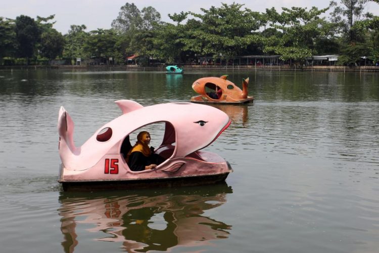 Situ Pengasinan via RM, 1. Taman Bunga Wiladatika, 2. Agrowisata Belimbing Dewa, 3. Taman Wisata Pasir Putih, 4. Wisata Godong Ijo, 5. Kolam Renang Ceria, 6. Cagar Alam Pancoran Mas, 7. Kampung 99 Pepohonan, 8. Situ Pengasinan, 9. Pacuan Kuda Tapos, 10. Masjid Dian Al-Mahri