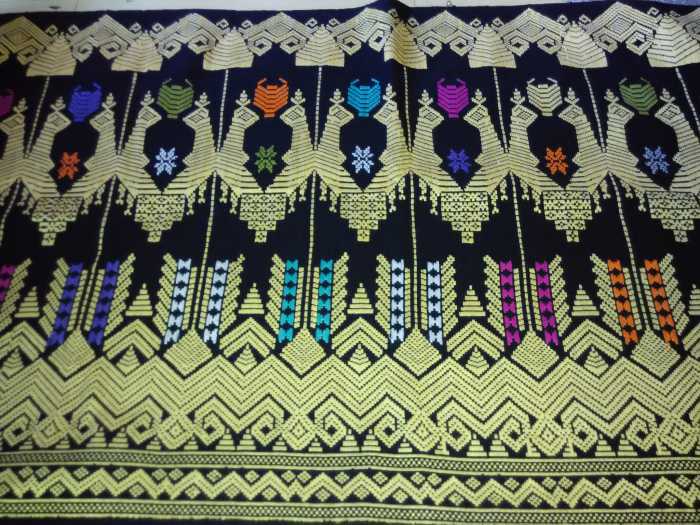 Songket Sasak via Tokopedia, 1. Kain Tenun Ikat Sasak, 2. Songket Sasak, 3. Mutiara kha Lombok, 4. Kaos Lombok, 5. Madu Sumbawa, 6. Susu Kuda Liar Sumbawa, 7. Dodol Rumput Laut, 8. Peyek Kangkung Rumput Laut, 9. Terasi Khas Lombok, 10. Kerajinan Tangan Khas Lombok, 11. Tuak Manis Lombok, 12. Kerajinan Tanah Liat, 13. Permen Susu Kuda Liar, 14. Anyaman Ketak, 15. Abon Ikan Marlin, 16. Minyak Gosok Sumbawa, 17. Manisan Tomat, 18. Telur Asin Bakar, 19. Kopi Prabe Lombok, 20. Sambal Encim Lombok, 21. Keripik Ceker Lombok, 22. Stik Kangkung, 23. Stik Rumput Laut Lombok, 24. Kacang Mete Lombok, 25. Manisan Rumput Laut Lombok