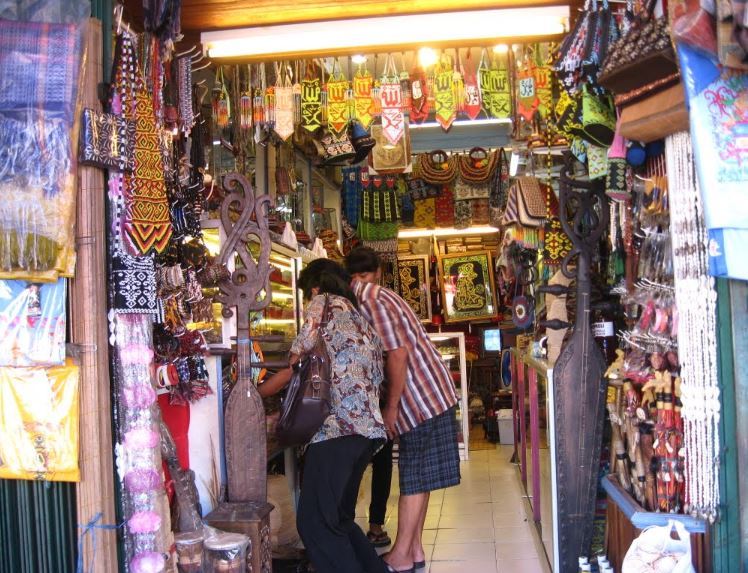 Souvenir Shop dan Poliklinik, Sejarah Museum Geologi Bandung, Lokasi Museum Geologi Bandung, Jam Buka dan Harga Tiket Masuk Museum Geologi Bandung, Koleksi Museum Geologi Bandung, Isi di Dalam Museum Geologi Bandung, Fasilitas