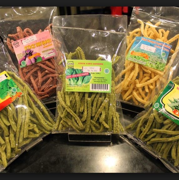 Stik Kangkung, 1. Kain Tenun Ikat Sasak, 2. Songket Sasak, 3. Mutiara kha Lombok, 4. Kaos Lombok, 5. Madu Sumbawa, 6. Susu Kuda Liar Sumbawa, 7. Dodol Rumput Laut, 8. Peyek Kangkung Rumput Laut, 9. Terasi Khas Lombok, 10. Kerajinan Tangan Khas Lombok, 11. Tuak Manis Lombok, 12. Kerajinan Tanah Liat, 13. Permen Susu Kuda Liar, 14. Anyaman Ketak, 15. Abon Ikan Marlin, 16. Minyak Gosok Sumbawa, 17. Manisan Tomat, 18. Telur Asin Bakar, 19. Kopi Prabe Lombok, 20. Sambal Encim Lombok, 21. Keripik Ceker Lombok, 22. Stik Kangkung, 23. Stik Rumput Laut Lombok, 24. Kacang Mete Lombok, 25. Manisan Rumput Laut Lombok
