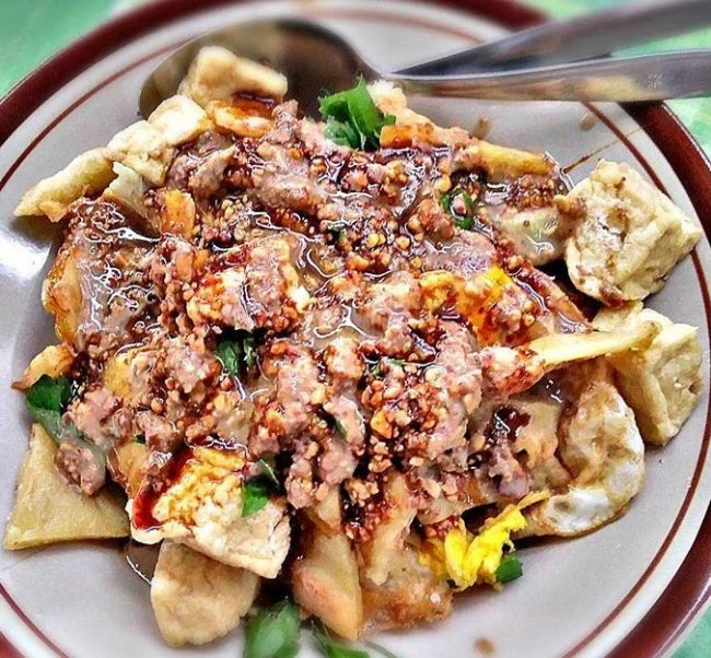 Tahu Gimbal, 1. Lumpia, 2. Bandeng Presto, 3. Babat Gongso, 4. Tahu Gimbal, 5. Tahu Pong, 6. Soto Semarang, 7. Wingko Babat, 8. Roti Ganjel Rel, 9. Mangut Kepala Manyung, 10. Pisang Plenet, 11. Bakmi Jawa Pak Gareng, 12. Bebek Goreng Pak Thori, 13. Gulai Kambing Bustaman Pak Sabar, 14. Kue Leker, 15. Lapis Legit, 16. Tahu Petis, 17. Nasi Ayam Semarang, 18. Nasi Pindang, 19. Gudangan, 20. Wedang Tahu, 21. Mie Kopyok, 22. Mochi, 23. Gandos, 24. Garang Asem, 25. Sego Koyor