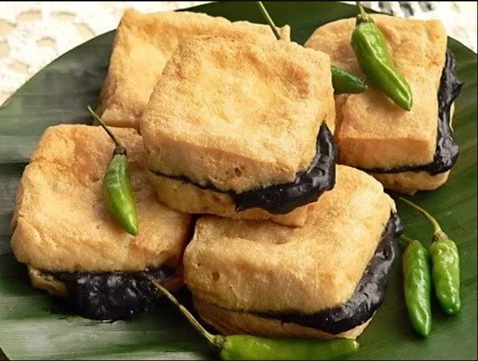 Tahu Petis, 1. Lumpia, 2. Bandeng Presto, 3. Babat Gongso, 4. Tahu Gimbal, 5. Tahu Pong, 6. Soto Semarang, 7. Wingko Babat, 8. Roti Ganjel Rel, 9. Mangut Kepala Manyung, 10. Pisang Plenet, 11. Bakmi Jawa Pak Gareng, 12. Bebek Goreng Pak Thori, 13. Gulai Kambing Bustaman Pak Sabar, 14. Kue Leker, 15. Lapis Legit, 16. Tahu Petis, 17. Nasi Ayam Semarang, 18. Nasi Pindang, 19. Gudangan, 20. Wedang Tahu, 21. Mie Kopyok, 22. Mochi, 23. Gandos, 24. Garang Asem, 25. Sego Koyor