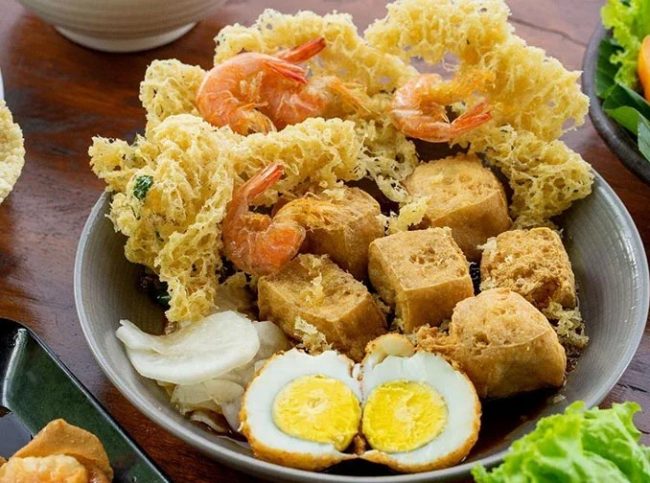 Tahu Pong, 1. Lumpia, 2. Bandeng Presto, 3. Babat Gongso, 4. Tahu Gimbal, 5. Tahu Pong, 6. Soto Semarang, 7. Wingko Babat, 8. Roti Ganjel Rel, 9. Mangut Kepala Manyung, 10. Pisang Plenet, 11. Bakmi Jawa Pak Gareng, 12. Bebek Goreng Pak Thori, 13. Gulai Kambing Bustaman Pak Sabar, 14. Kue Leker, 15. Lapis Legit, 16. Tahu Petis, 17. Nasi Ayam Semarang, 18. Nasi Pindang, 19. Gudangan, 20. Wedang Tahu, 21. Mie Kopyok, 22. Mochi, 23. Gandos, 24. Garang Asem, 25. Sego Koyor