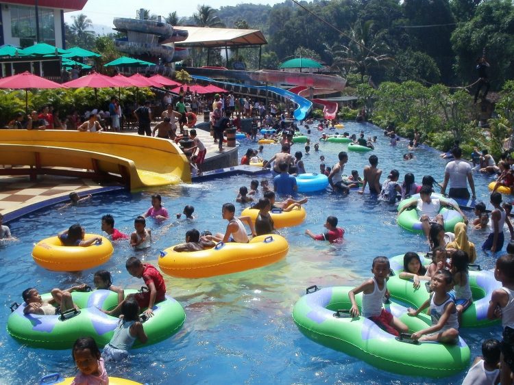 The Jhon’s Cianjur Aquatic Resort, 1. Curug Ngebul, 2. Kota Bunga, 3. Situs Gunung Padang, 4. Kebun Raya Cibodas, 5. Big Ben Waterpark, 6. The Jhon’s Cianjur Aquatic Resort, 7. Wisata Tirta Jangari, 8. Bravo Camping Ground, 9. Taman Bunga Nusantara, 10. Taman Nasional Gunung Gede Pangrango