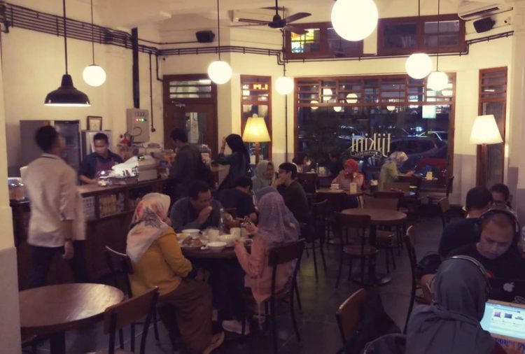 Tjikini 17, 1. Anomali Coffee, 2. Warunk Upnormal, 3. Koultoura Coffee, 4. Djournal Coffee, 5. OTW Food Street, 6. Crematology Coffee Roasters, 7. Tjikini 17, 8. Filosofi Kopi, 9. Junkyard Cafe & Bar, 10. Sinou Kaffee Hausen, 11. Sudoet Tjerita, 12. Enatura Farm And Salad Bar, 13. O’Good Coffee, 14. Maple And Oak, 15. Hause Rooftop, 16. dia.lo.gue, 17. Pigeonhole Coffee, 18. Comic Cafe Tebet, 19. Orka Coffee, 20. Kapitan Lim, 21. Furusato Izakaya, 22. Suka Thai, 23. Kedai Tjikini, 24. Dos Hermanos Coffee, 25. House of Sore, 26. Happiness Kitchen & Coffee Jagakarsa, 27. Lucky Cat Coffee & Kitchen, 28. Giyanti Coffee Roastery, 29. One Fifteenth Coffee, 30. Cerita Café