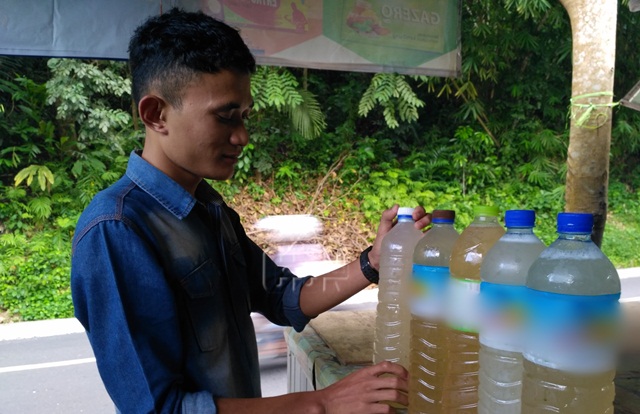 1. Kain Tenun Ikat Sasak, 2. Songket Sasak, 3. Mutiara kha Lombok, 4. Kaos Lombok, 5. Madu Sumbawa, 6. Susu Kuda Liar Sumbawa, 7. Dodol Rumput Laut, 8. Peyek Kangkung Rumput Laut, 9. Terasi Khas Lombok, 10. Kerajinan Tangan Khas Lombok, 11. Tuak Manis Lombok, 12. Kerajinan Tanah Liat, 13. Permen Susu Kuda Liar, 14. Anyaman Ketak, 15. Abon Ikan Marlin, 16. Minyak Gosok Sumbawa, 17. Manisan Tomat, 18. Telur Asin Bakar, 19. Kopi Prabe Lombok, 20. Sambal Encim Lombok, 21. Keripik Ceker Lombok, 22. Stik Kangkung, 23. Stik Rumput Laut Lombok, 24. Kacang Mete Lombok, 25. Manisan Rumput Laut Lombok