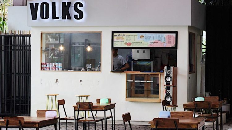 Volks Waffle Streatery, 1. Madam Wang Secret Garden, 2. Rumah Opa Kitchen and Lounge (Tutup), 3. Bukit Delight, 5. Momochi Cafe (Tutup), 6. Festival Dermaga Kuliner, 7. Omah Coffe, 8. Grand Canyon Cafe (Tutup), 9. Akalpa Cafe (Tutup), 10. 8 Oz Coffee Studio, 11. Alice Tea Room (Tutup), 12. Skyroom, 13. Volks Waffle Streatery, 14. Labore Coffee Eatery, 15. DS Authentic Dimsum Specialist, 16. Vargo Kitchen Malang (Tutup), 17. Dandelion Eatery and Clothing, 18. MouMow Fresh Milk & Colenak, cafe yang bagus untuk selfie, 19. MLG Coffee, 20. Museum Kopi Malang, 21. Kedai Kalcer, 22. Oyitok Coffee Malang, 23. Mari Kemari Café (Tutup), 24. Kedai Klepon Buah, 25. Nobitos Eatery, Cafe di Malang yang Kekinian dan Paling Keren, 26. Daun Coklat, 27. Campfire Outdoor Cuisine, 28. BataButi Caffee House, 29. Legend Coffe, 30. JaVa Dancer Coffe, 31. 15 Celcius Skylounge, 32. Indigo Cafe & Bistro, 33. Cokelat Klasik Cafe, 34. Paddy City Resort, 35. Pupuk Bawang Cafe & Dining, 36. Cafe Sawah Pujon Kidul, 37. The Clubhouse & Jambuluwuk Resort Batu, 38. D’Toengkue Sky Fireplace
