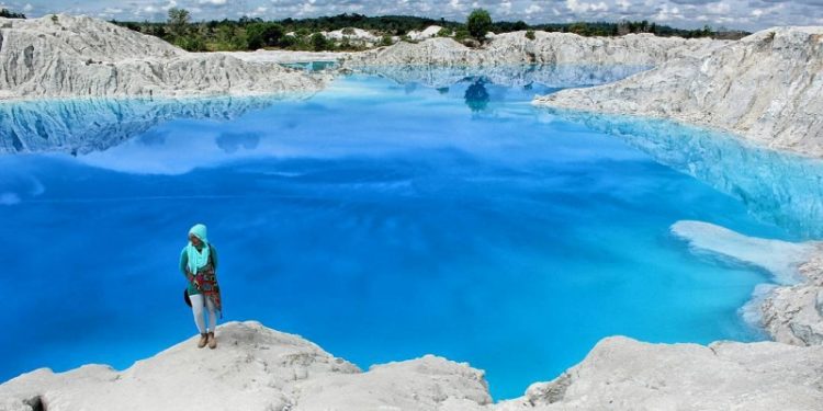 bukti-pesona-danau-kaolin-yang-cantik, Lokasi Danau Kaolin, Harga Tiket Masuk, Rute Menuju Lokasi Danau, Pesona Danau Kaolin Belitung, Fasilitas di Danau Kaolin, Daya Tarik, Aktivitas seru di Danau Kaolin, Penginapan di Area Danau Kaolin, Tips Berkunjung ke Danau Kaolin