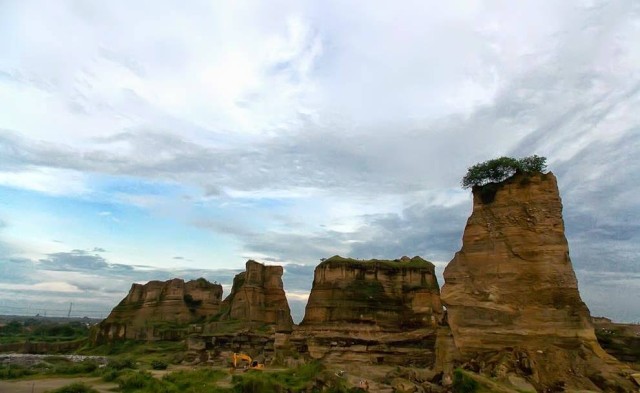 Ada Alat Berat yang Sedang Bekerja, Sekilas Tentang Brown Canyon Semarang, Lokasi dan Rute Menuju Brown Canyon Semarang, Tiket Masuk, Jam Buka Brown Canyon Semarang & Waktu Terbaik, Alternatif Wisata Alam di Semarang, Tips Berkunjung ke Brown Canyon