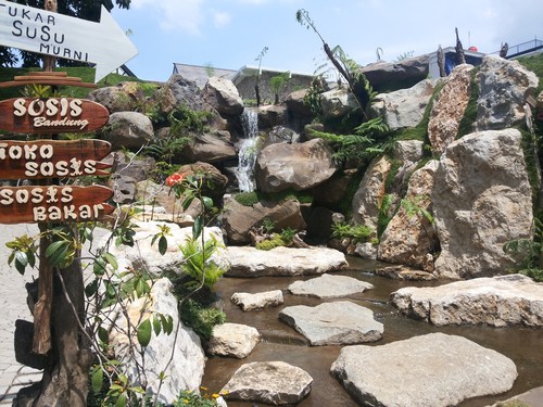 Air Terjun Mini, Lokasi dan Harga Tiket Farmhouse Lembang, Rute Ke Farmhouse Lembang, Harga Tiket Masuk, Jam Operasional Farmhouse Lembang, Fasilitas Farmhouse Lembang, Objek Wisata Favorit di Farmhouse Lembang Bandung, Tips Liburan ke Farmhouse Lembang